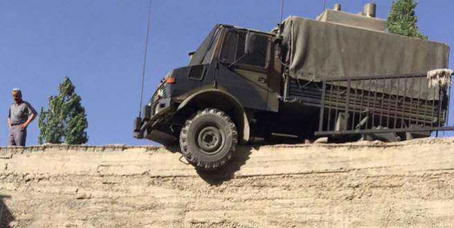 Askeri araç binanın istinat duvarının üzerinde askıda kaldı