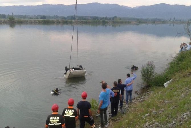 Samsun’un Çarşamba ilçesinde baraj gölüne uçan araçta bulunan baba-kız boğularak