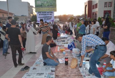 Van’ın Erciş belediyesi tarafından düzenlenen programla halk iftar yemeğinde bir