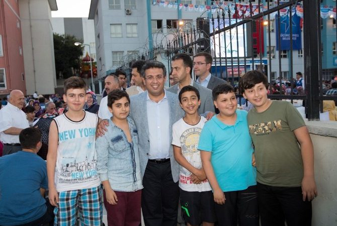 Küçükçekmece Belediyesi, Ramazan ayı boyunca düzenlediği iftar programlarında binlerce vatandaşı