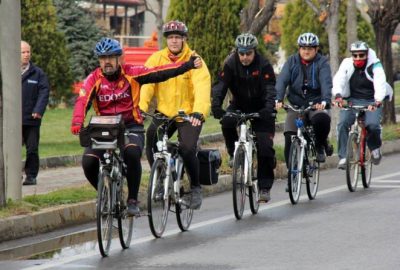 Edirne Doğa Sporları Kulübü (EDOSK) üyeleri, trafikte bisikletlilere saygı gösterilmesini