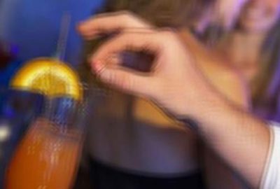 Kız arkadaşının içkisine ilaç koydu ve…