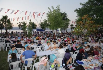 Başiskele Belediyesi’nin ilçe sahilinde düzenlediği iftar yemekleri devam ediyor. Deniz