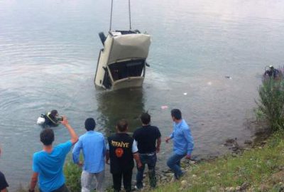 Samsun’da kızına direksiyon eğitimi veren bir kişinin kullandığı otomobil gölete