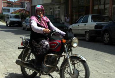 98 yaşındaki Hamide Karabulut, motosiklet kullanmak için oğlundan eğitim aldı.