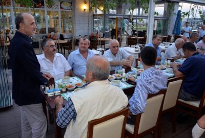 Erenler Belediye Başkanı Cavit Öztürk, Sakaryapark’ın içerisinde bulunan Nehir Sefası’nda