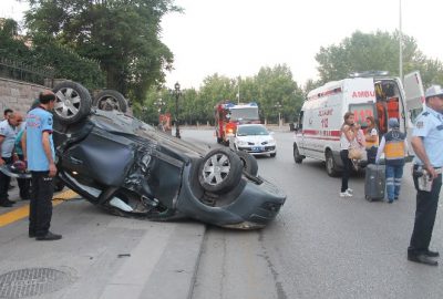 Başkent’te sürücüsünün direksiyon hakimiyetini kaybettiği otomobil, aydınlatma direğine çarptıktan sonra