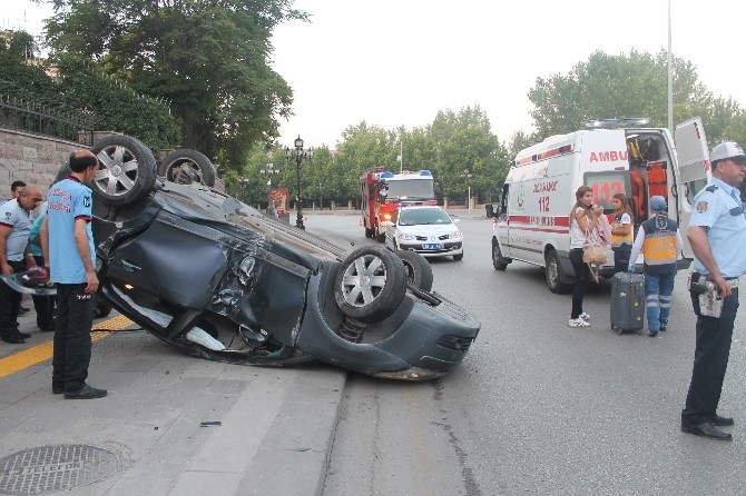 Başkent’te sürücüsünün direksiyon hakimiyetini kaybettiği otomobil, aydınlatma direğine çarptıktan sonra