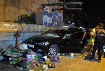 Bağdat Caddesi’nde direksiyon hâkimiyetini kaybeden lüks araç sürücüsü yol kenarındaki