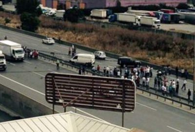 İstanbul'da Basın Ekpress yolunda yüksek gerilim hattı, TEM otoyoluna düştü.