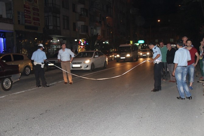 Otomobilin Çarptığı 2 Kişi Yaralandı