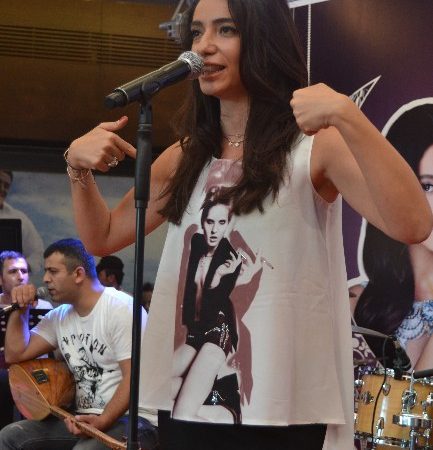 Kayseri’de Öykü Gürman Konseri Ünlü pop sanatçısı Öykü Gürman, Forum Kayseri’de hayranlarına konser verdi.
