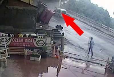 Zonguldak'ta, kontrolden çıkarak yol kenarındaki 3 katlı binanın duvarına çarpan