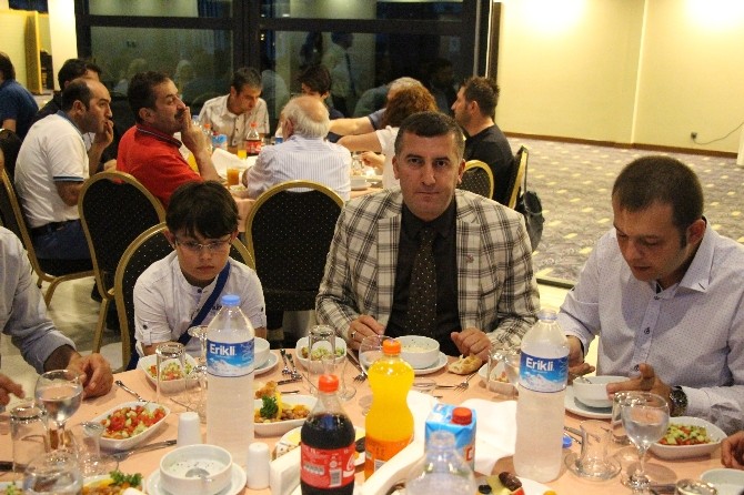 Samsun’da Gazeteciler İftar Yemeğinde Bir Araya Geldi Samsun’da 19 Mayıs Gazeteciler Cemiyeti’nin düzenlediği iftar yemeğinde, gazeteciler bir