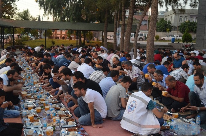 Siverek-der’den İftar Yemeği Şanlıurfa’nın Siverek ilçesinde, Siverek Eğitim Kültür Yardımlaşma ve Dayanışma Derneği