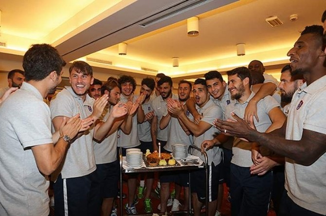 Salih Dursun’a Doğum Günü Kutlaması Trabzonspor’un Hollanda kampında 24 yaşına giren Salih Dursan’a doğum günü