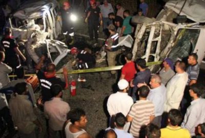 Şanlıurfa'da, hasta ziyaretinden döndükleri taşıyan hafif ticari araç ile ayakkabı