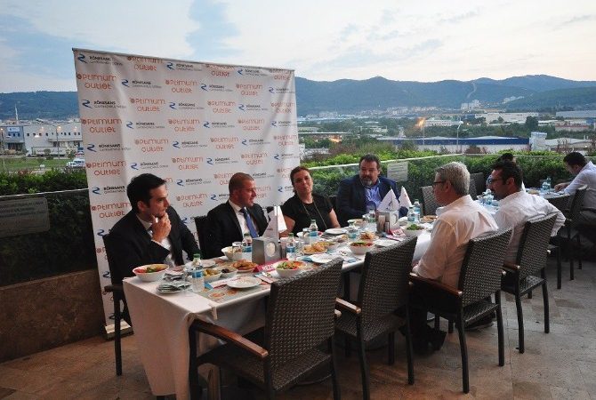 İzmir Optimum, düzenlediği iftar yemeğinde çalışanları ile iş ortaklarını bir
