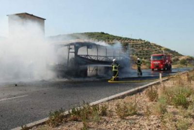 Söke-Bodrum yolunda seyir halindeki yolcu otobüsü alev alev yandı.