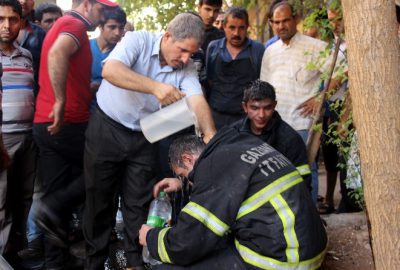 Gaziantep’te bir mobilya imalathanesinde çıkan yangında yoğun dumandan etkilenen itfaiye