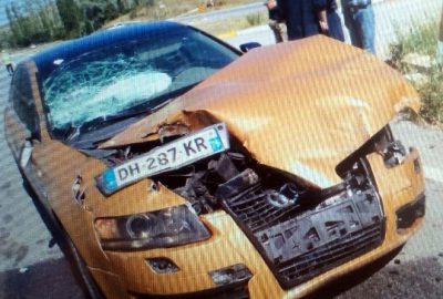 Erzincan’da yabancı plakalı bir otomobil, aniden yola çıkan traktöre çarptı.