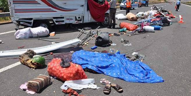 İşçileri taşıyan kamyon devrildi: Ölü ve yaralılar var