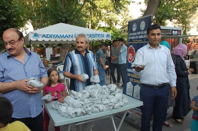 Suriyelilerden Adıyamanlılara İftarlık Paketleri