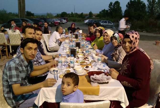Kütahya’nın Tavşanlı İlçe Emniyet Müdürlüğü, personeline ve ailelerine iftar yemeği