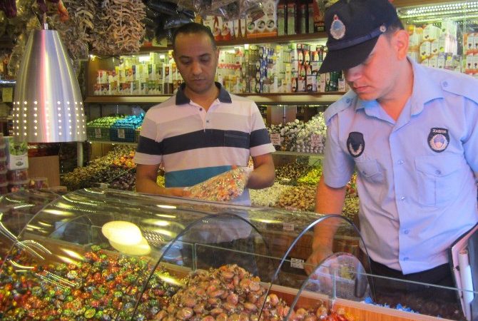 İzmit Belediyesi ekipleri, kent genelinde şekerleme ve çikolata satışı yapılan