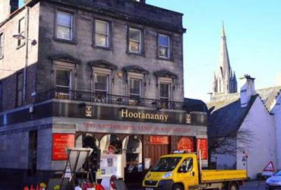 Erkek barmenler etek tacizinden bıktı!