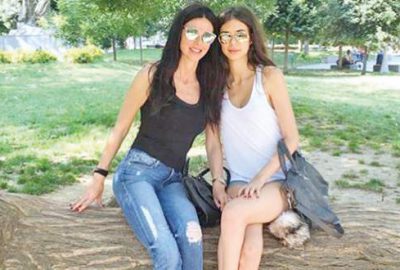 Anne kızın park keyfi