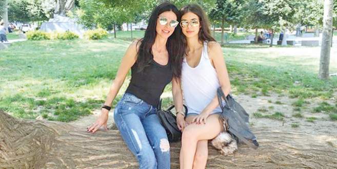 Anne kızın park keyfi