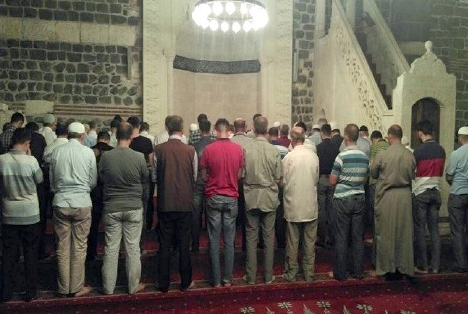 Diyarbakır’da vatandaşlar, yılın son teravih namazı için başta tarihi camiler