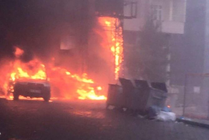 Mardin’in Kızıltepe ilçesinde trafodan çıkan yangın, trafonun etrafında park halindeki