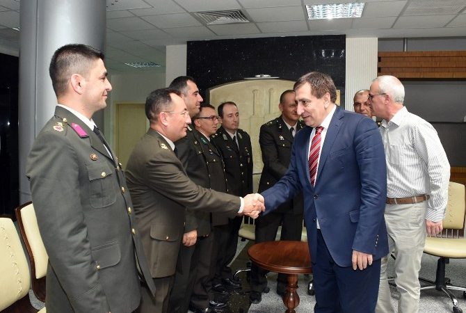 Şanlıurfa Valisi İzzettin Küçük, Ramazan Bayramı dolayısıyla düzenlenen törenle tebrikleri