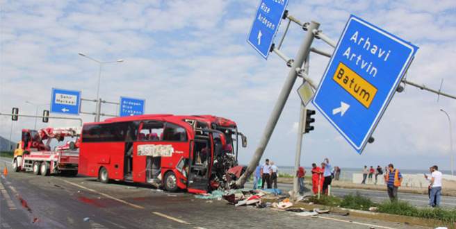 Yolcu otobüsü karayolu tabelasına çarptı: 1 ölü, 36 yaralı
