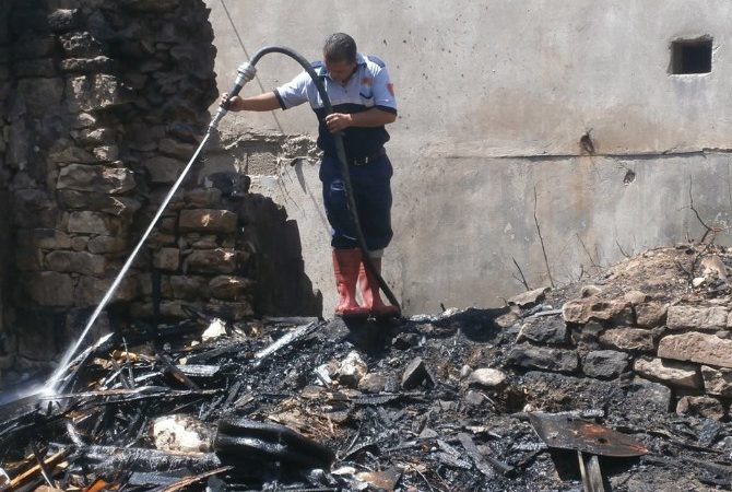 Kilis’te, maytap atan çocuklar pide fırınına ait zeytin dallarını tutuşturdu.
