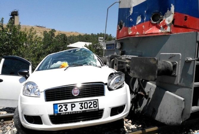 Elazığ’ın Palu ilçesinde hemzemin geçitte lokomotifin çarptığı otomobil 200 metreden