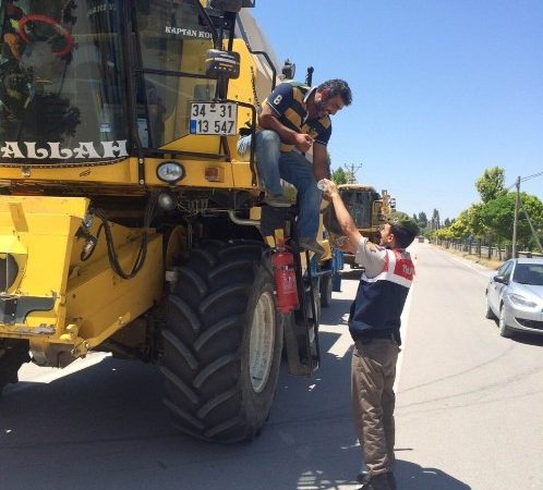 Konya’nın Kulu ilçesinde yol kontrolü yapan jandarma ekipleri, sürücülere bayram