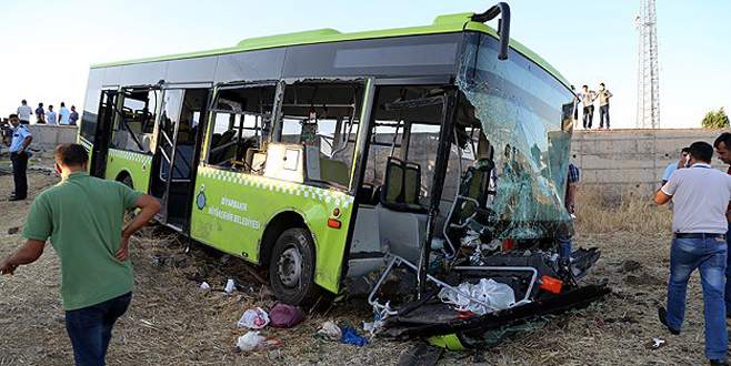 Halk otobüsü ile otomobil çarpıştı: 1 ölü, 60 yaralı