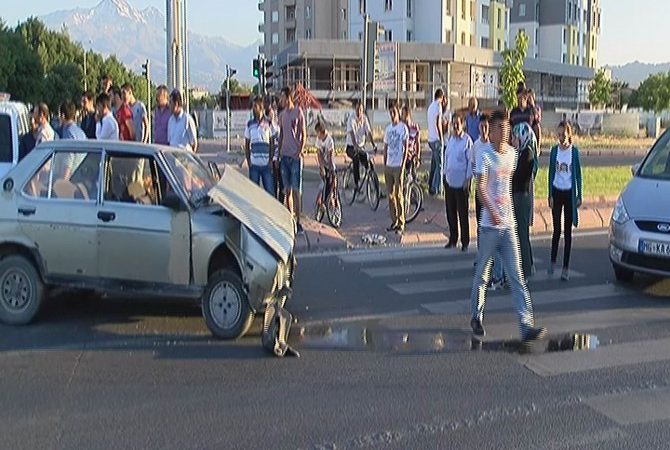 Kayseri’de, kırmızı ışıkta geçtikten sonra kazaya neden olan sürücü aracı