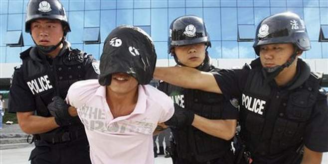 Uygur Türkü ‘suçüstü’ yakalandı