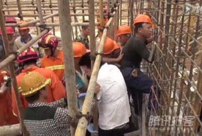 İnşaat demiri işçinin altından girdi üstünden çıktı