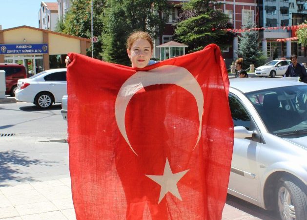 Kırşehir’de bir lise mezunu öğrenci, Ankara Caddesi üzerinde Türk Bayrağı