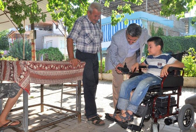 Nazilli Belediye Başkanı Haluk Alıcık, yürüme engelli 12 yaşındaki İsmail