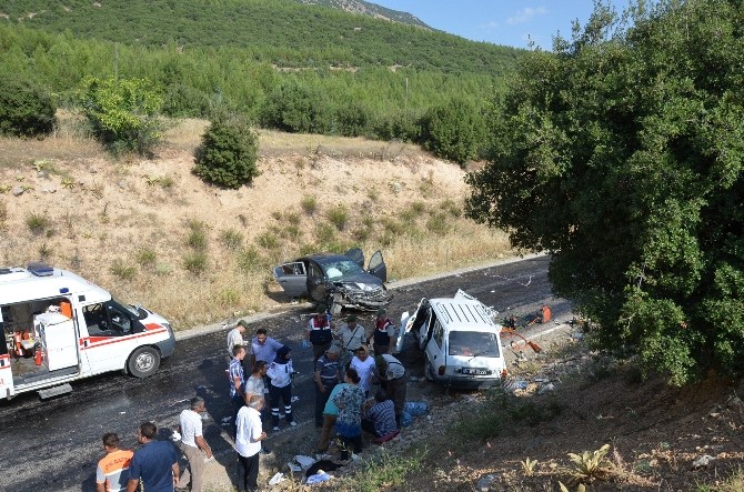 Feci kaza! Kafa kafaya çarpıştılar: 3 ölü, 6 yaralı
