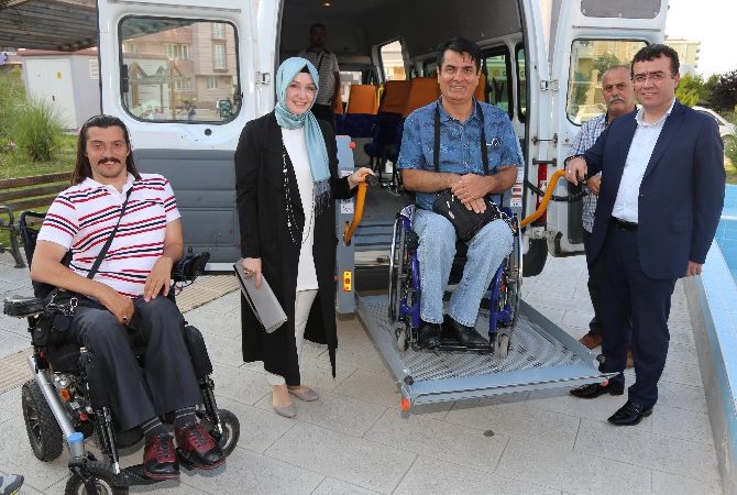 Atakum ilçesine ‘Engelsiz Araç’ kazandıran Atakum Belediye Başkanı İshak Taşçı,