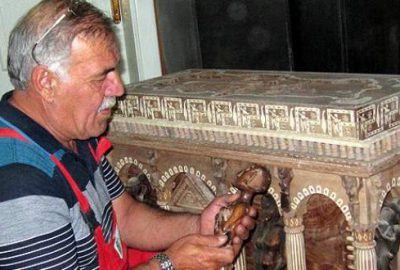 Gelinine çivisiz 850 bin parçalı sandık yapıyor