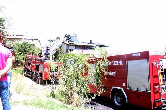 3 Katlı Evin Çatı Katında Çıkan Yangın Korkuttu