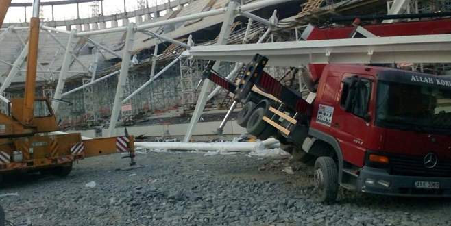 Vodafone Arena’da çatı iskelesi çöktü!